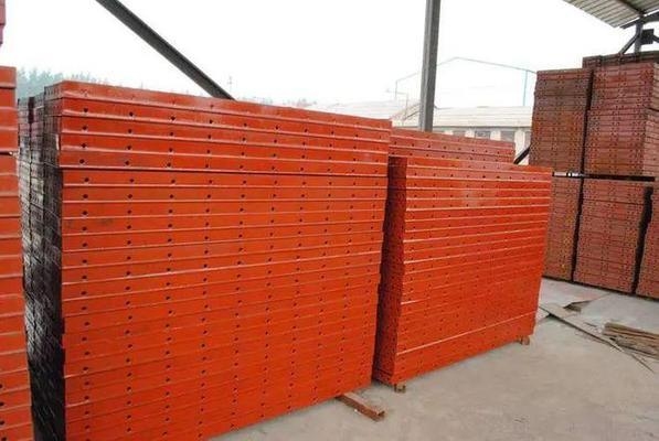 建筑模板材料對(duì)比分析，建筑模板材料性能與成本對(duì)比分析
