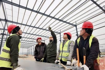 廠房建設(shè)成本節(jié)約技巧，廠房建設(shè)成本節(jié)約技巧，精打細算筑高效空間，既點明了主題是關(guān)于廠房建設(shè)成本節(jié)約，又強調(diào)了通過合理規(guī)劃實現(xiàn)精打細算，同時筑高效空間體現(xiàn)了在控制成本的同時還能打造實用高效的廠房，涵蓋了內(nèi)容中提及的選址、設(shè)計、