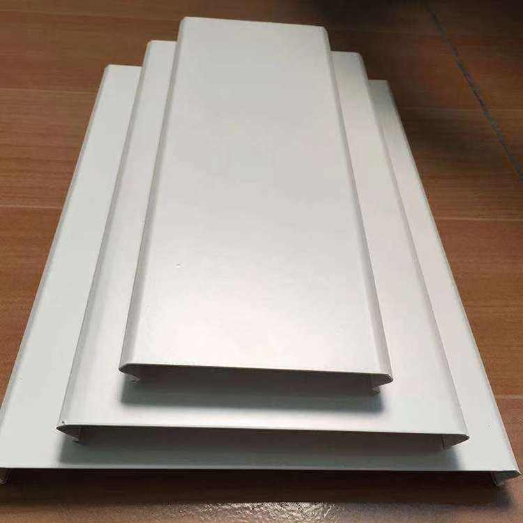 加油站頂棚裝修用什么材料（加油站頂棚裝修用什么材料,）